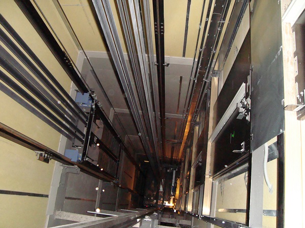 Hệ thống thang máy